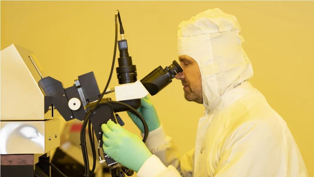 Supercapacitor, size of Dust has same Voltage as a AAA Battery
